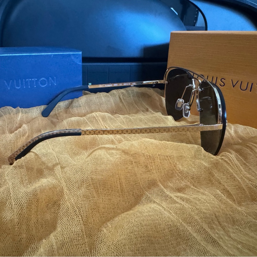 Men's LV U-Shaped Black Aviator Sunglasses - Picture 7 of 9